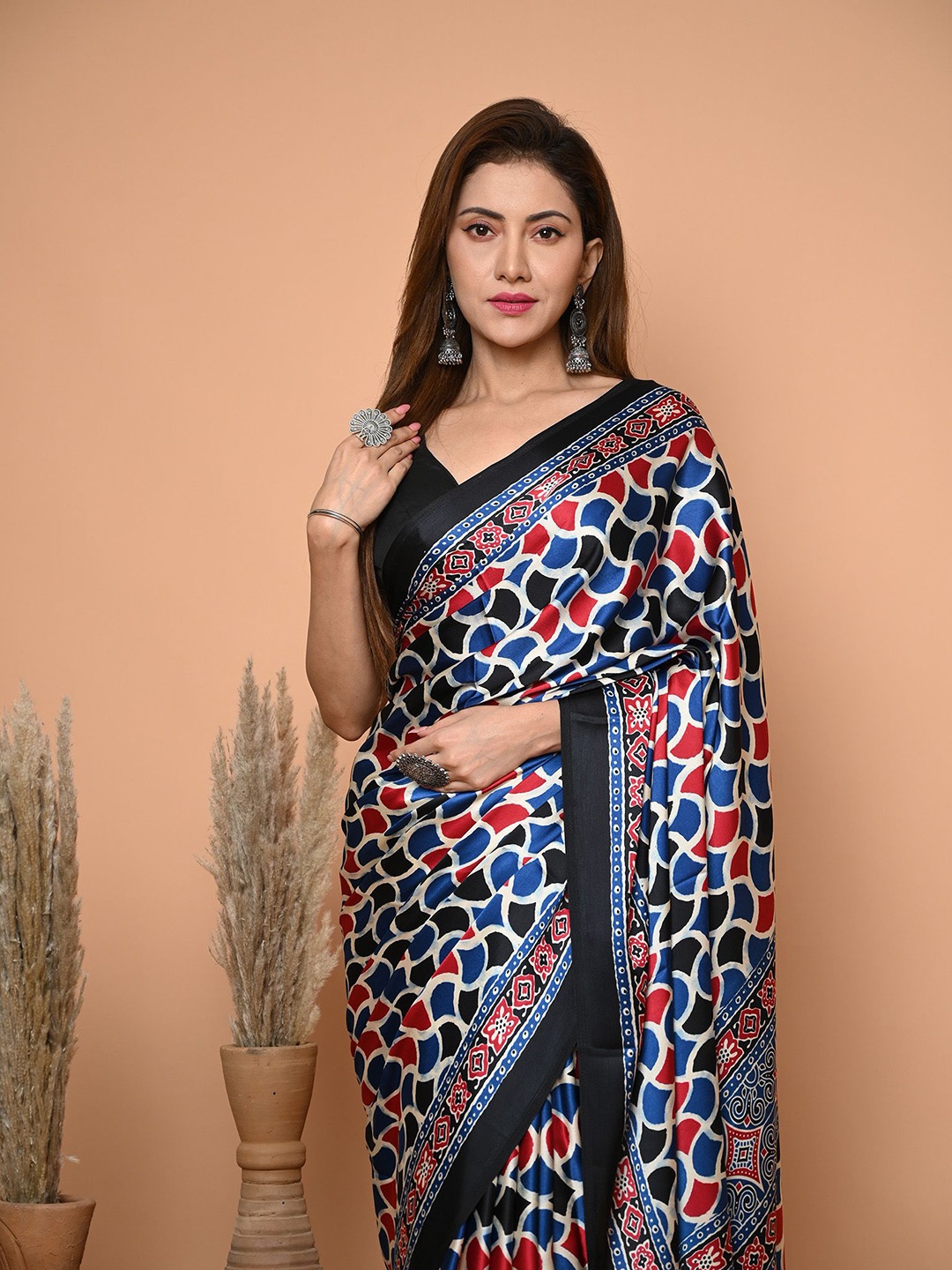 

BEATITUDE Woven Design Saree, Black