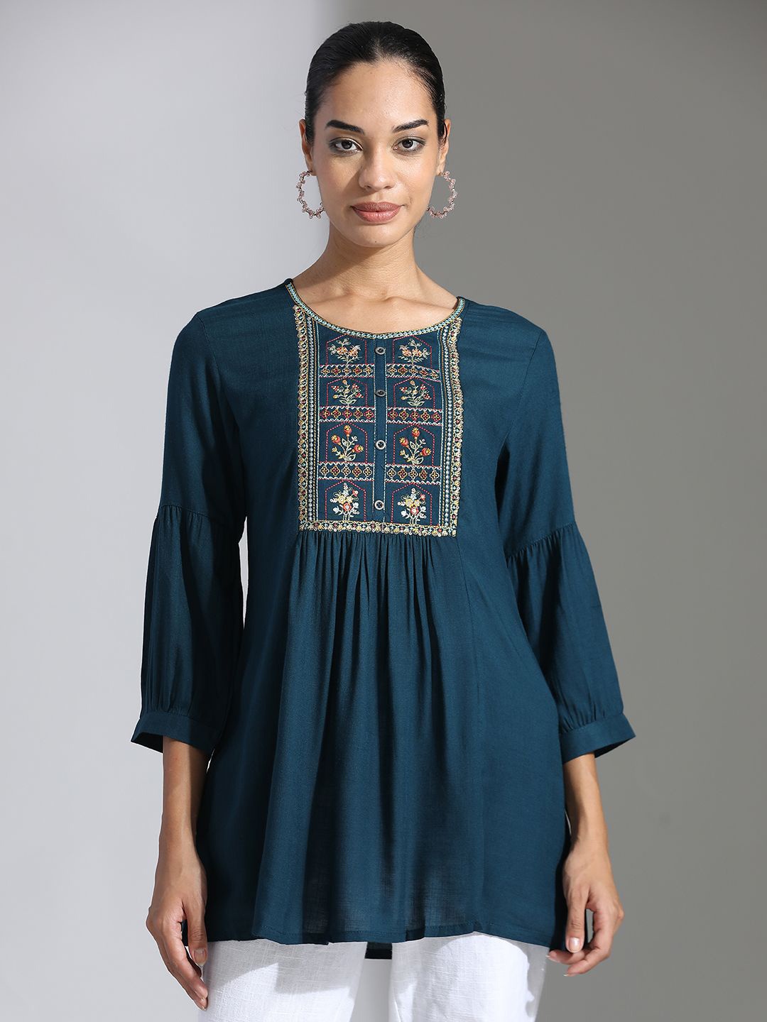 

Jaipur Kurti Women Floral Embroidered Round Neck Top, Teal