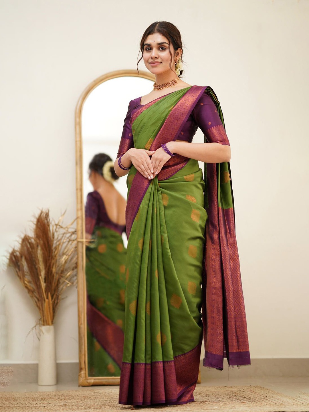 

Quelea Woven Design Zari Pure Silk Banarasi Saree, Olive