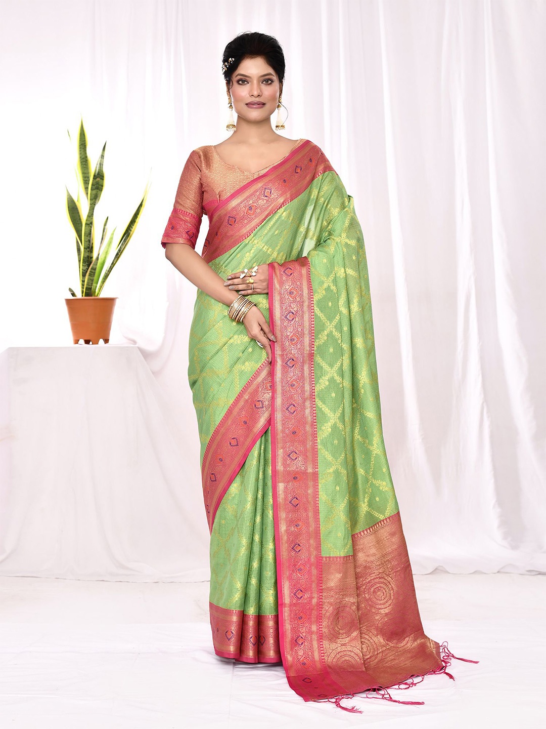 

elora Woven Design Zari Banarasi Saree, Green