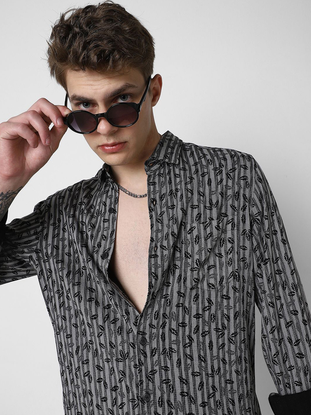 

VASTRADO Men Classic Spread Collar Vertical Striped Cotton Slim Fit Casual Shirt, Black