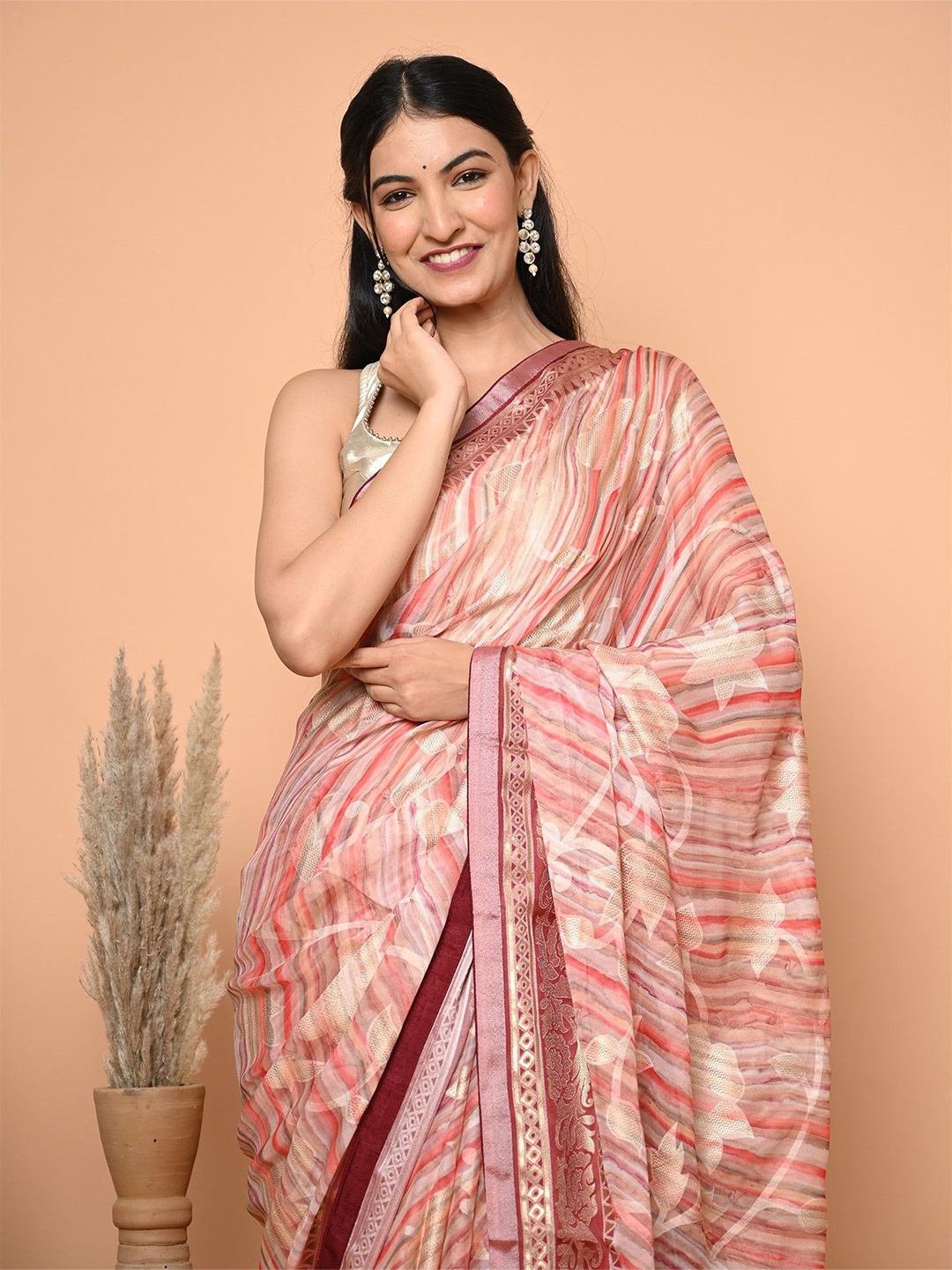 

BEATITUDE Woven Abstract Design Brasso Saree, Pink