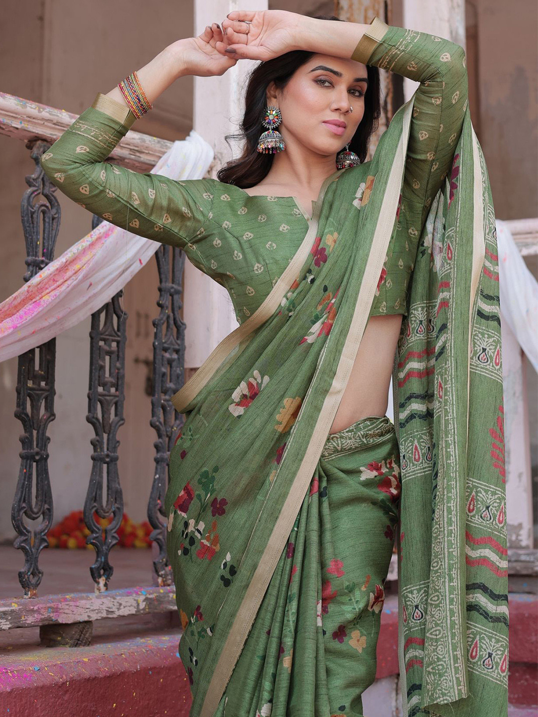 

MIRCHI FASHION Floral Printed Zari Saree, Green