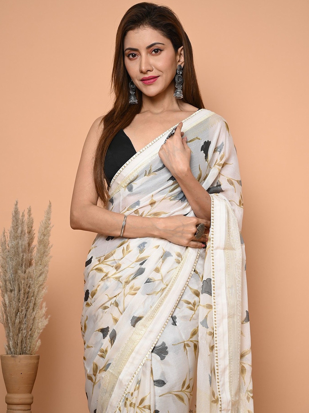 

BEATITUDE Floral Printed Saree, White