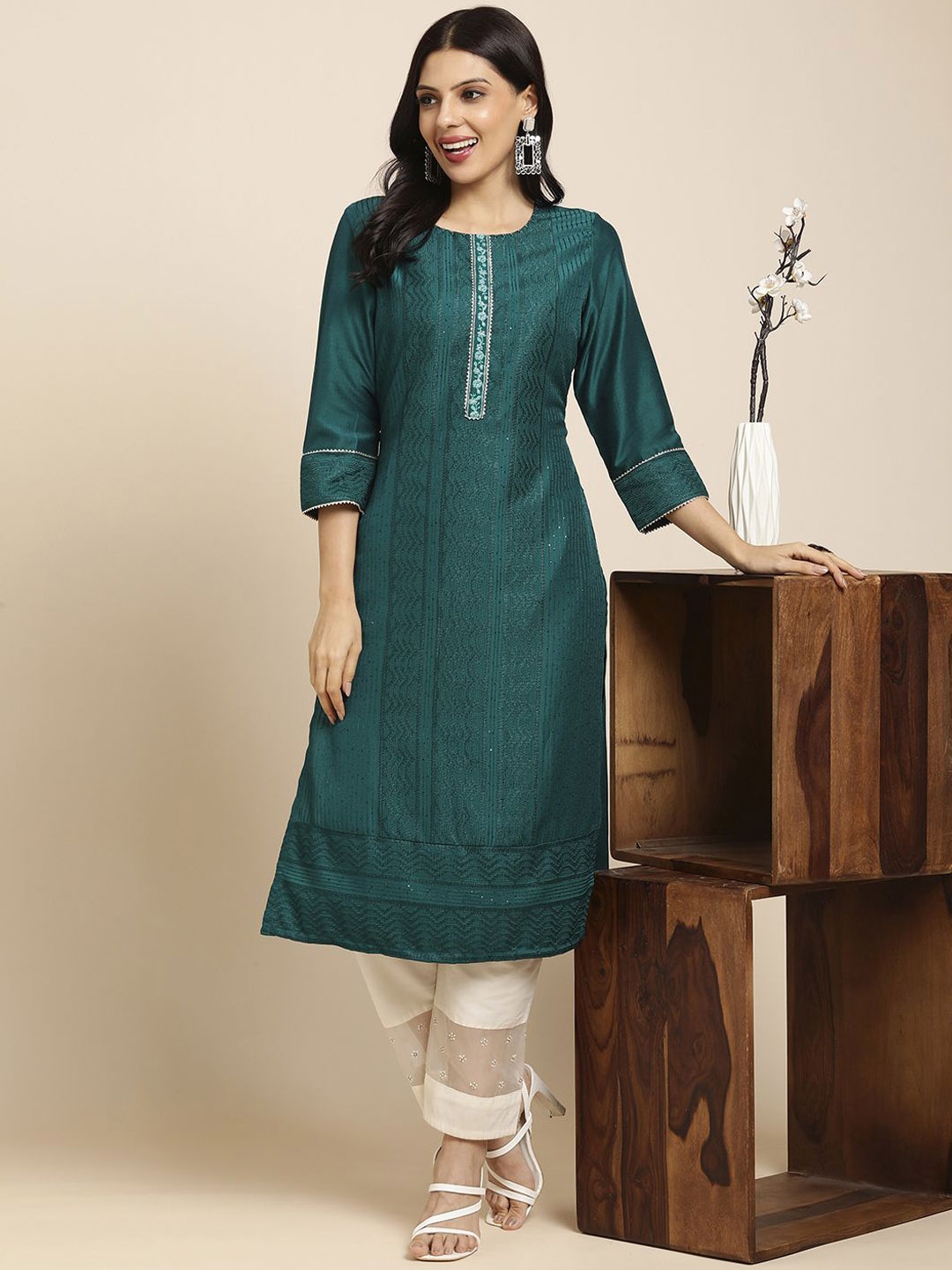 

RATAN Embroidered Thread Work Round Neck Straight Kurta, Green