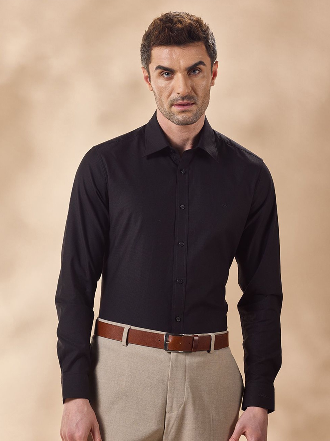 

Aldeno Men India Spread Collar Solid Cotton Slim Fit Formal Shirt, Black