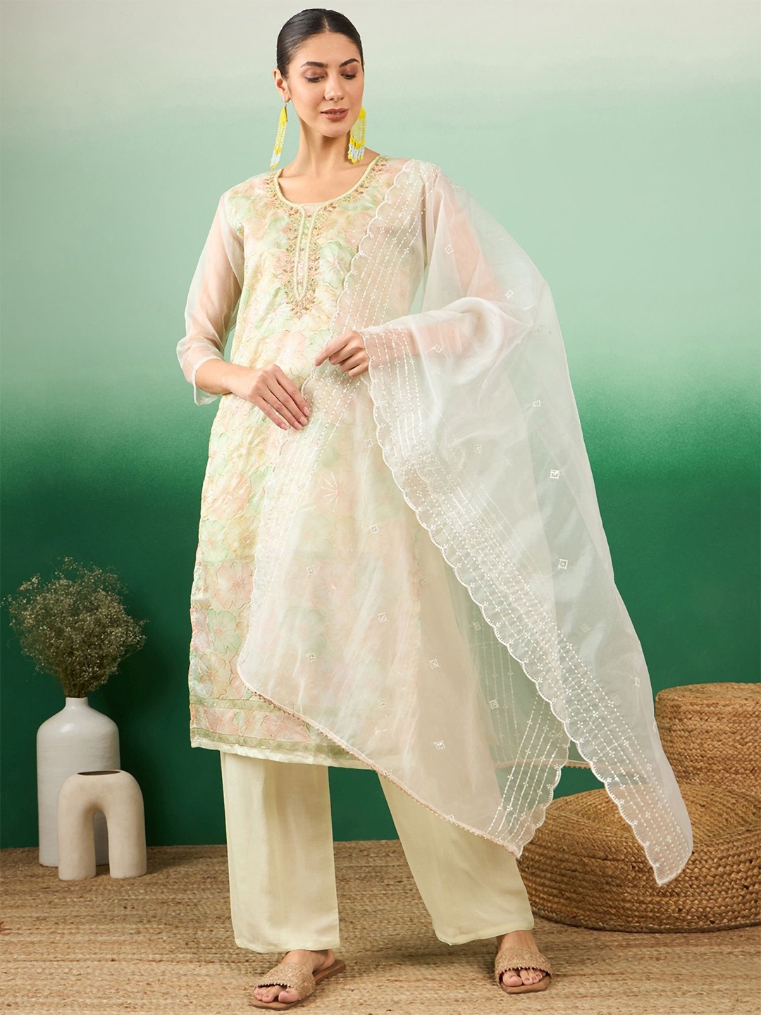 

Maroosh Women Solid Embroidered Straight Kurta Sets, Green