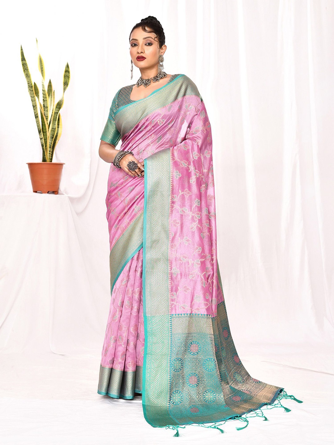 

elora Woven Design Floral Zari Banarasi Saree, Lavender