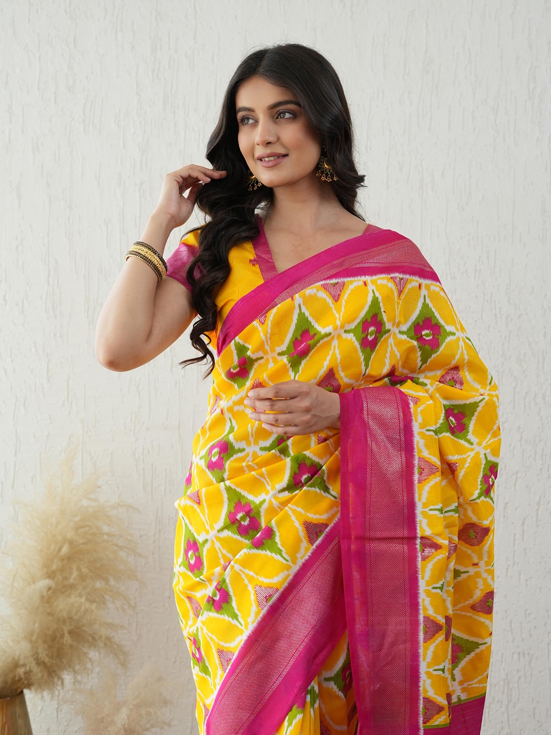 

Sangria Ethnic Motifs Printed Saree, Yellow