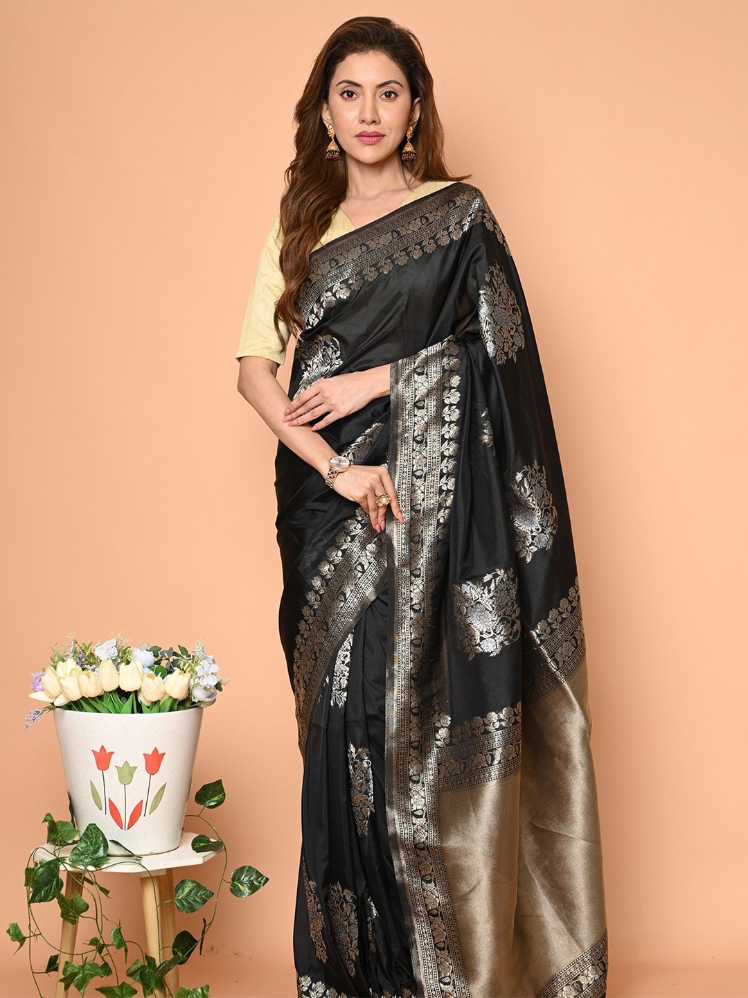 

BEATITUDE Woven Design Zari Saree, Black