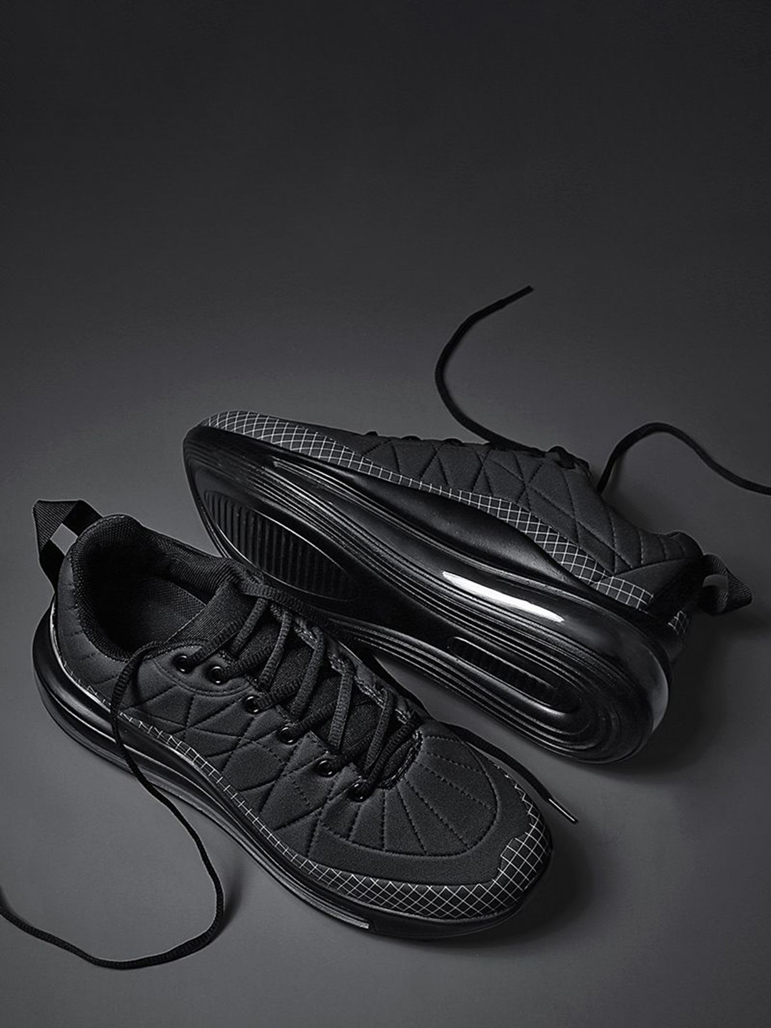 

SKAN LIFESTYLE Men Textured Sneakers, Black