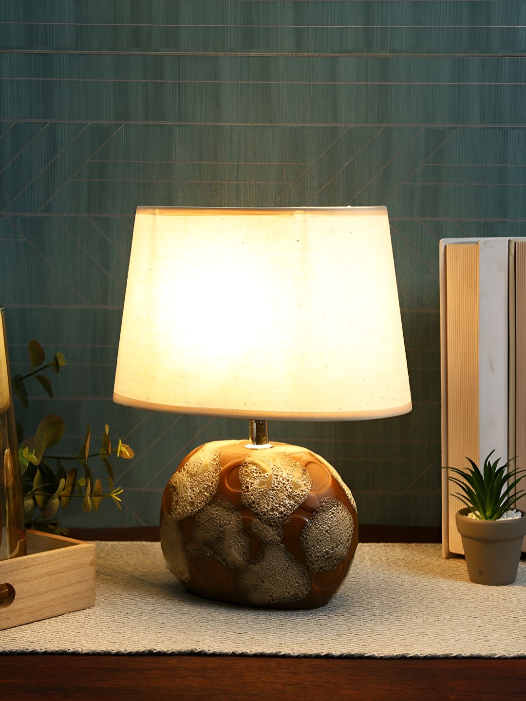 

TAYHAA Cream Textured Ceramic Contemporary Frusturical Shaped Table Lamp