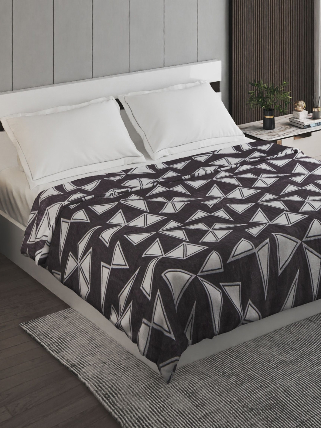 

Home Centre Grey & White Geometric 120 GSM Double Bed Blanket