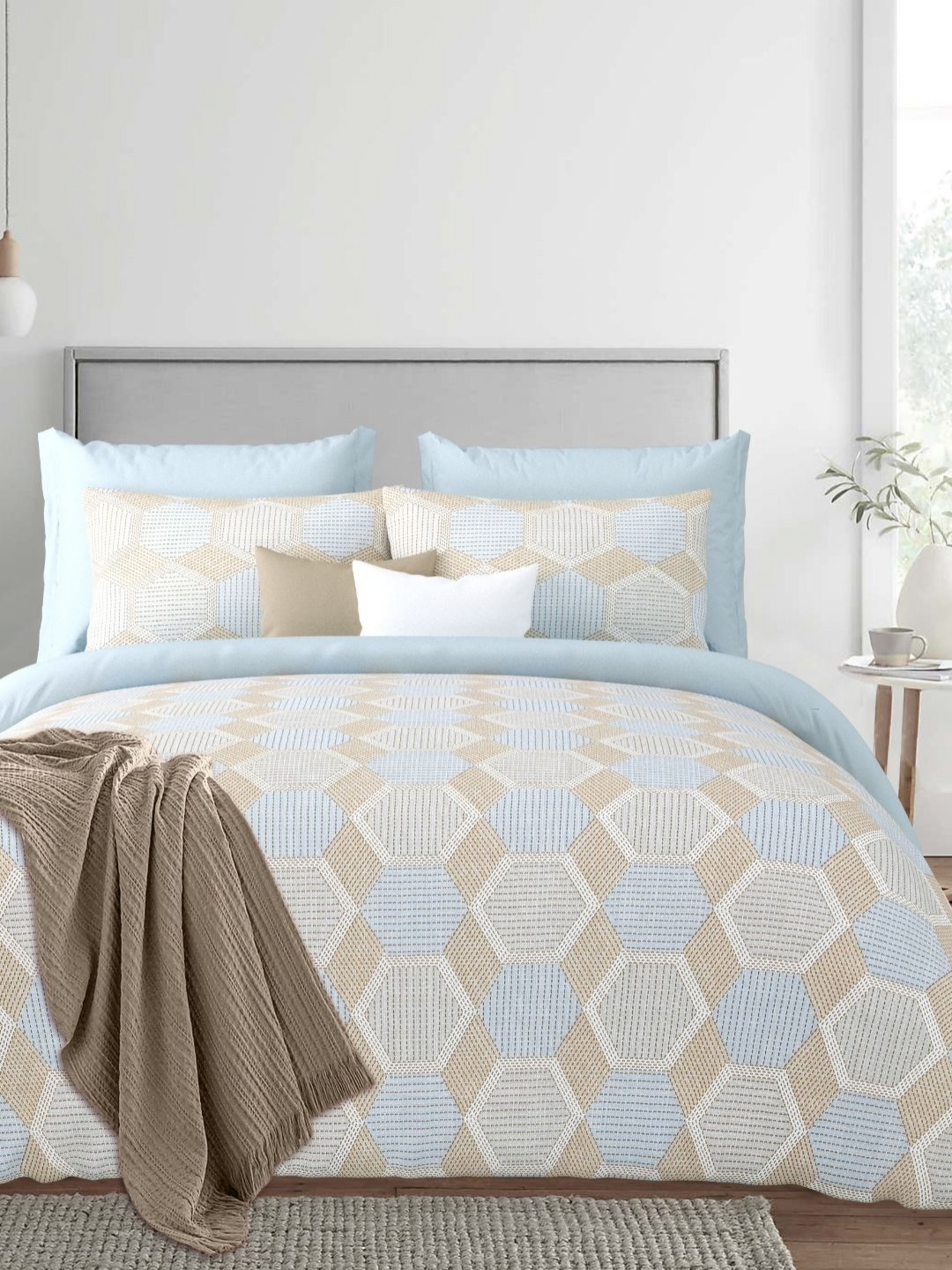 

Sparsh Pink & Blue Geometric 180 TC King Bedsheet with 2 Pillow Covers