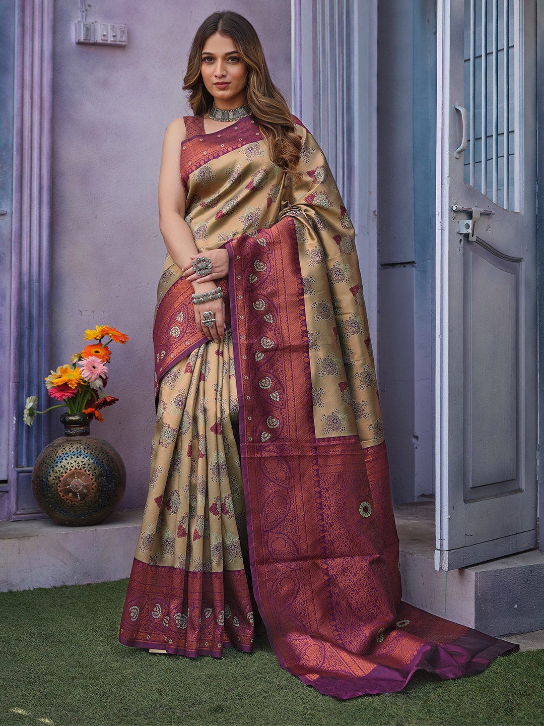 

Quelea Woven Design Zari Pure Silk Banarasi Saree, Cream