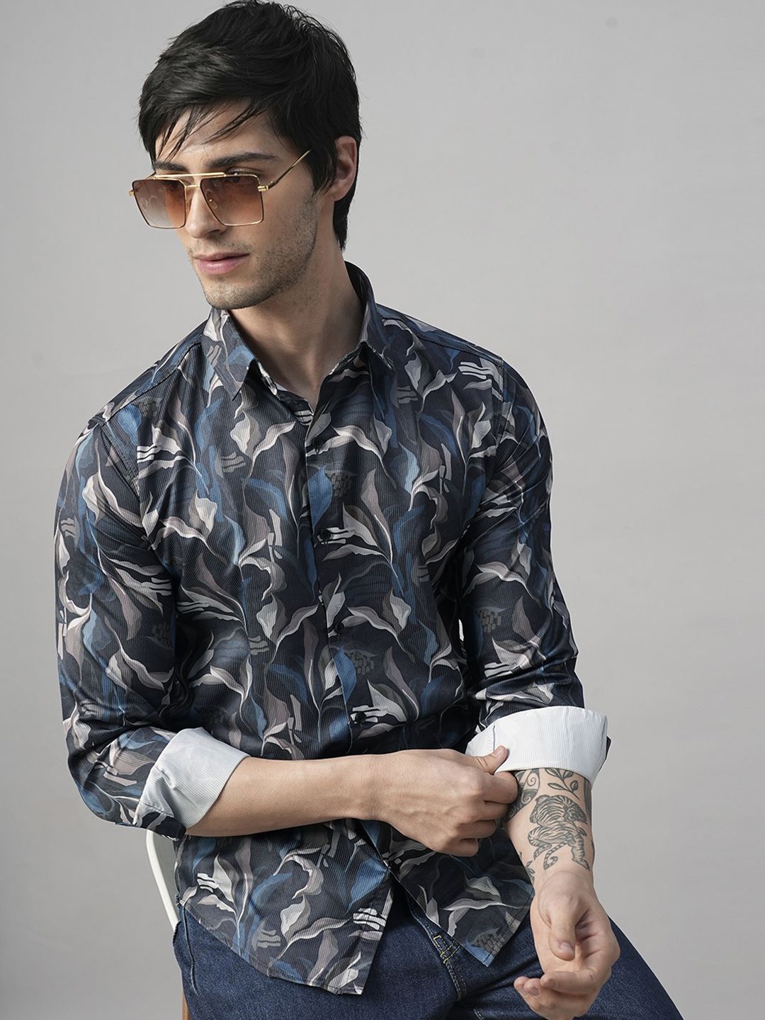 

TRYBUY.IN Men Standard Spread Collar Abstract Printed Cotton Casual Shirt, Navy blue