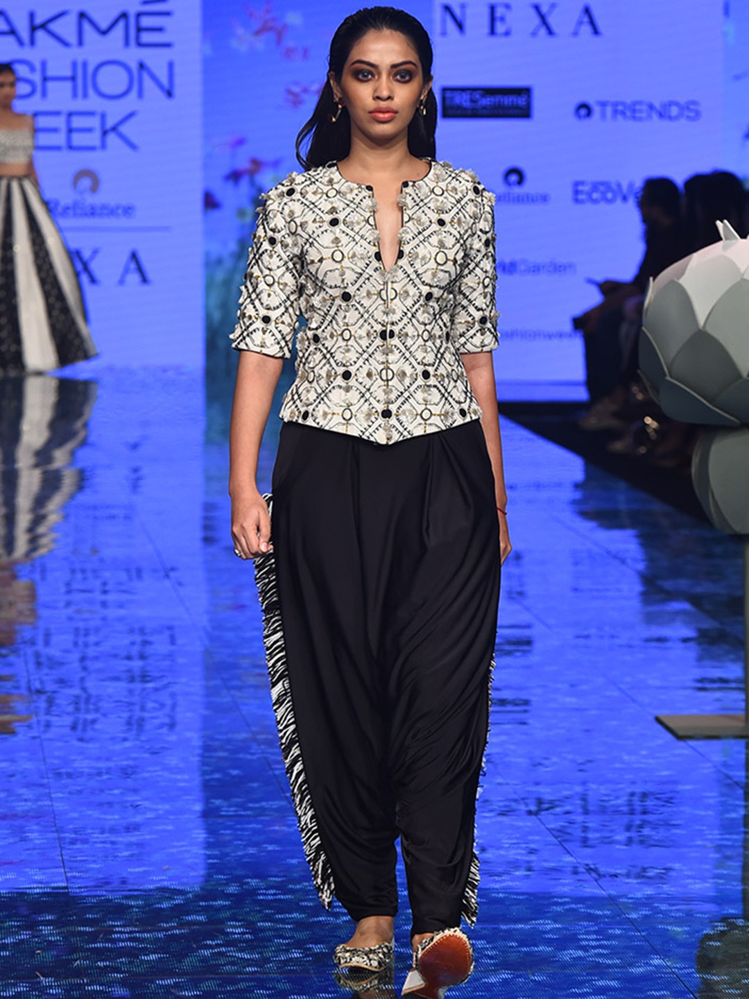 

Payal Singhal Women Floral without Lightweight Jacket, Black