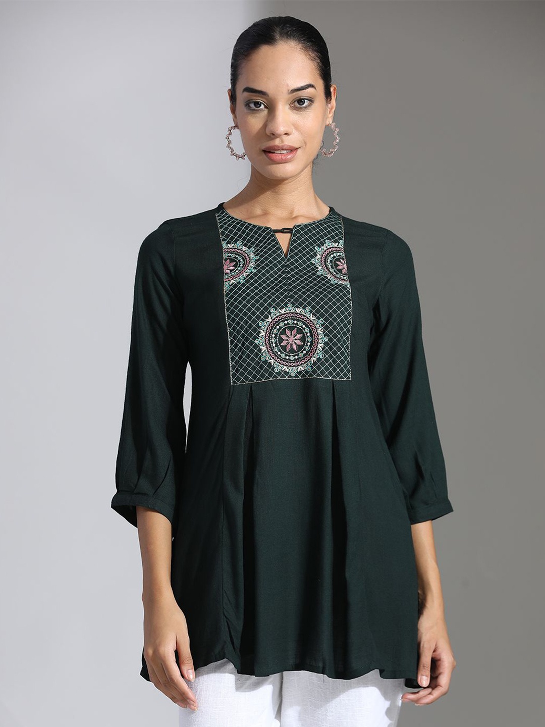 

Jaipur Kurti Women Floral Embroidered Round Neck Top, Green
