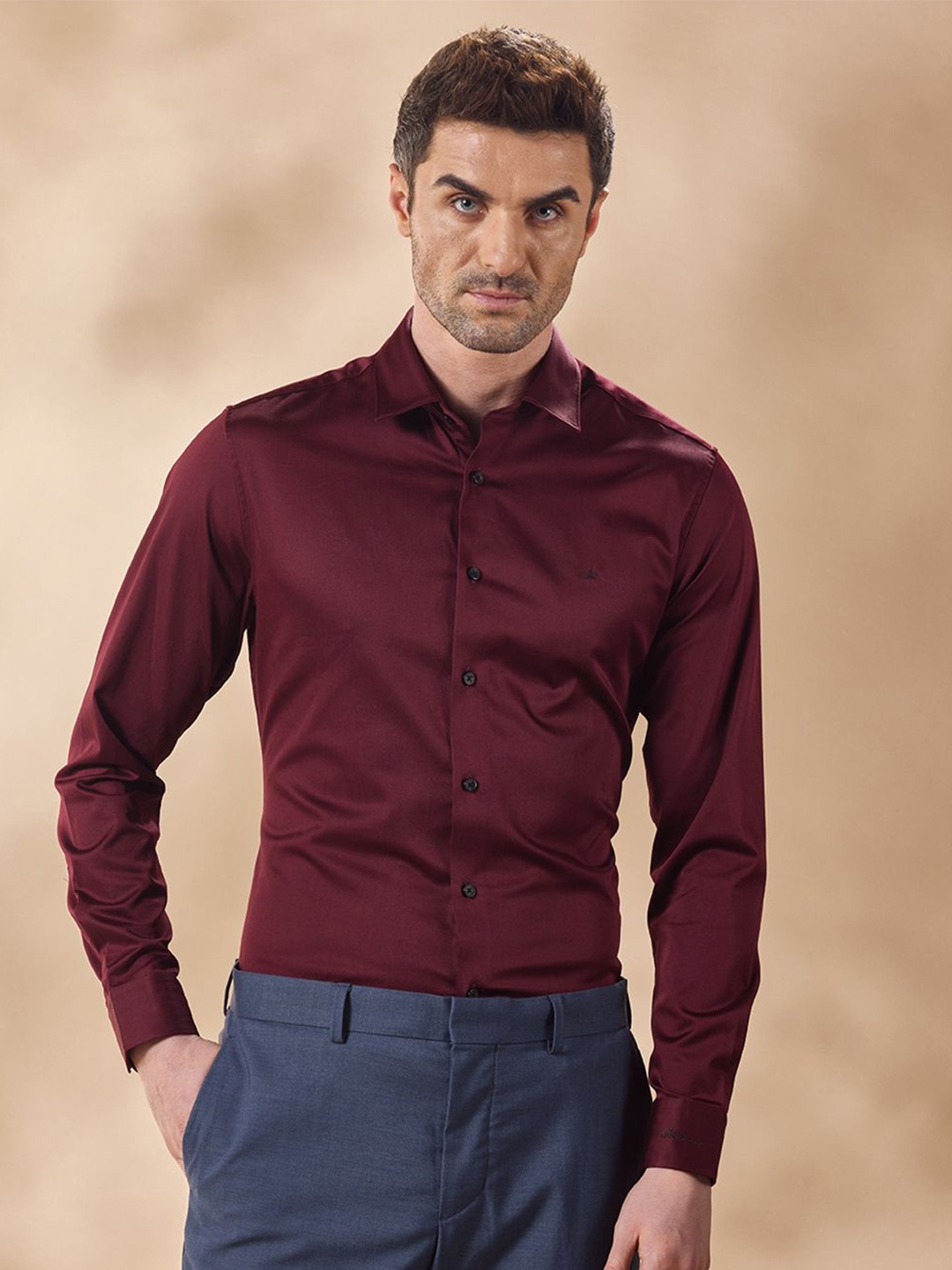 

Aldeno Men India Spread Collar Solid Slim Fit Formal Shirt, Maroon