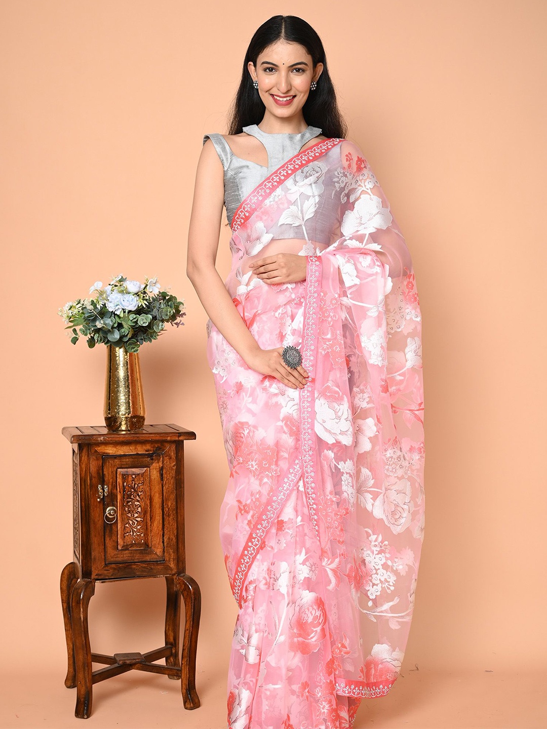 

BEATITUDE Floral Printed Saree With Printed Border, Pink