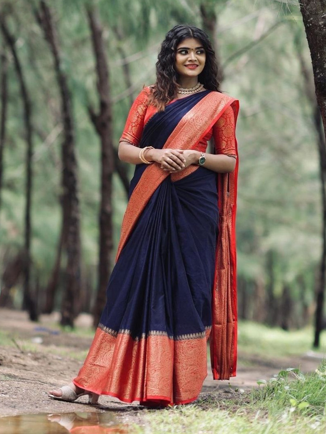 

Quelea Zari Pure Silk Banarasi Saree, Red
