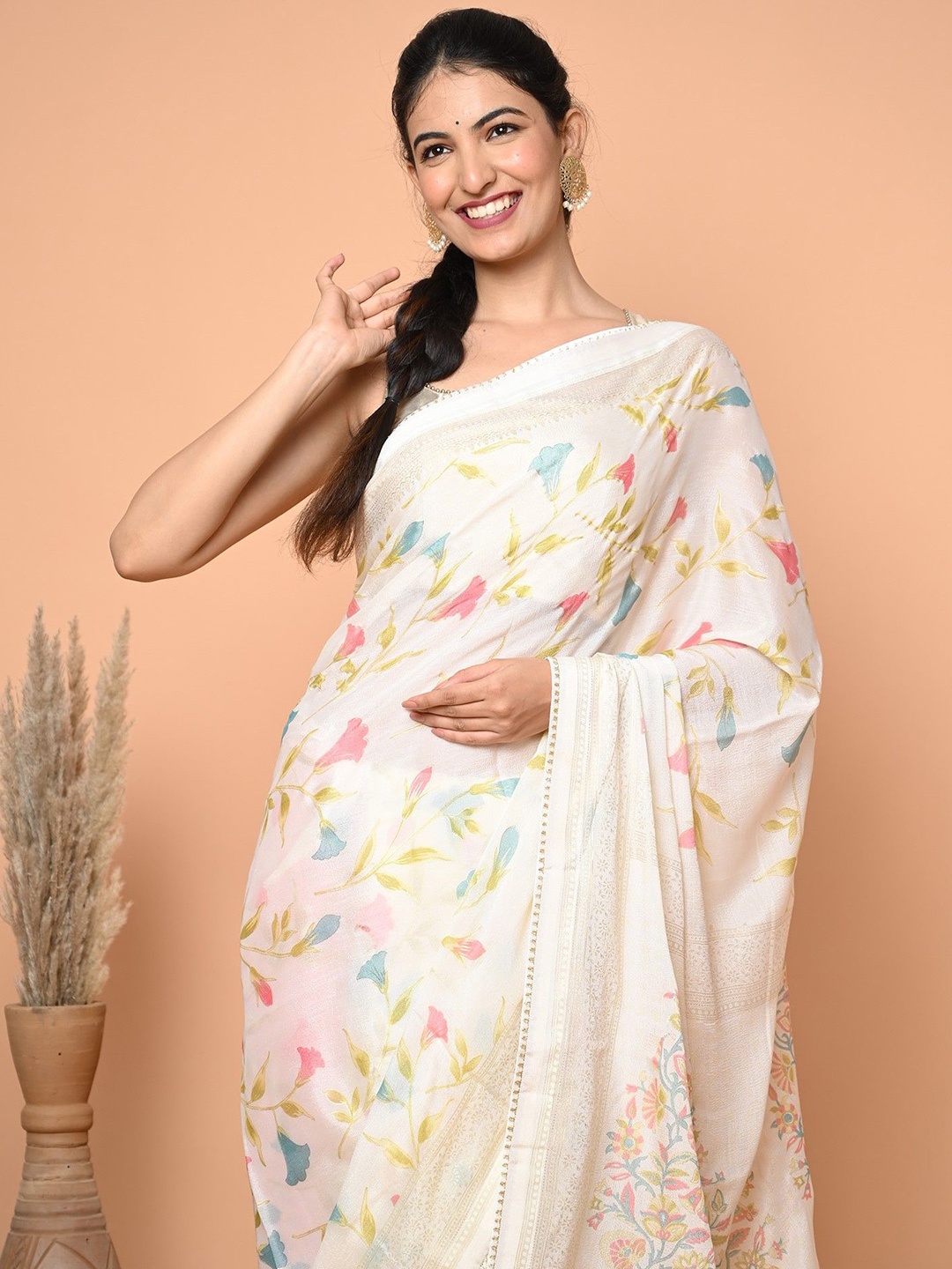 

BEATITUDE Floral Printed Saree, Off white