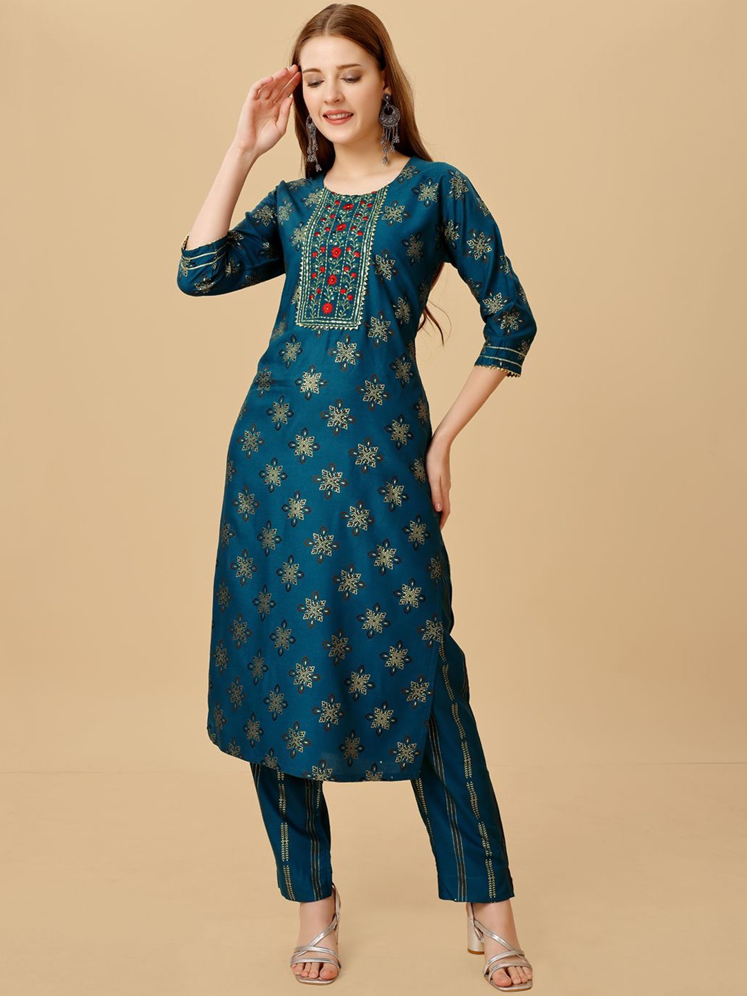 

KAYOMMI Ethnic Motifs Embroidered Gotta Patti Kurta with Trouser, Navy blue