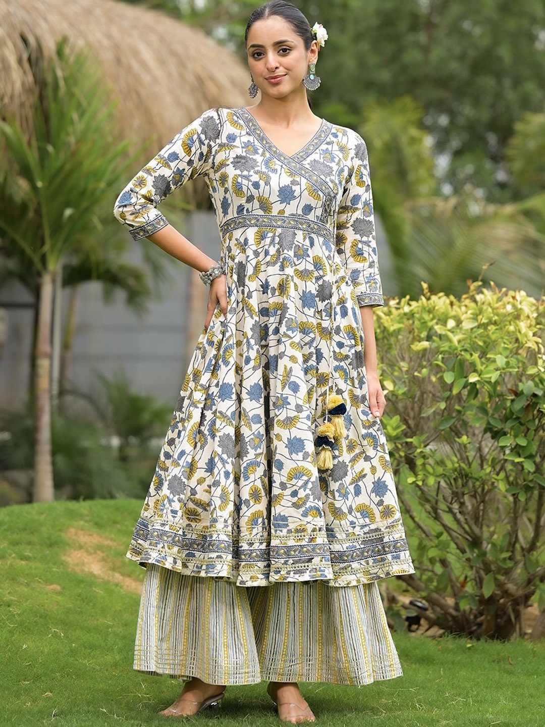 

Chandbaali Floral Printed Regular Gotta Patti Pure Cotton Anarkali Kurta with Palazzos, Off white