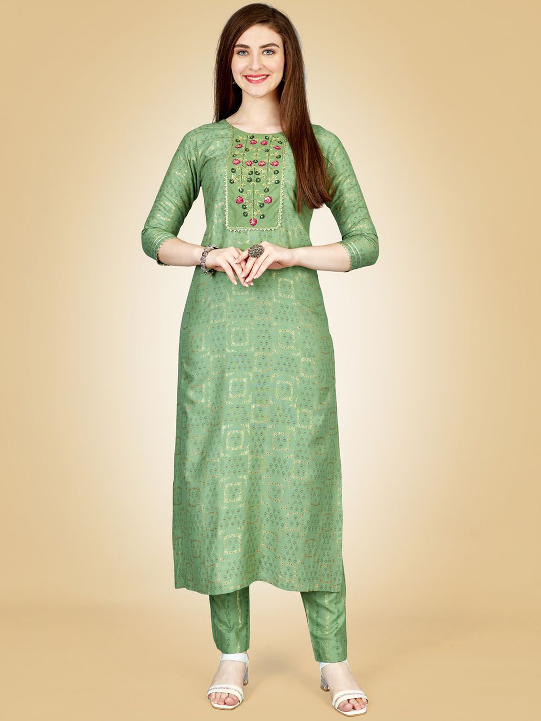 

KAYOMMI Floral Embroidered Gotta Patti Kurta with Trouser, Green