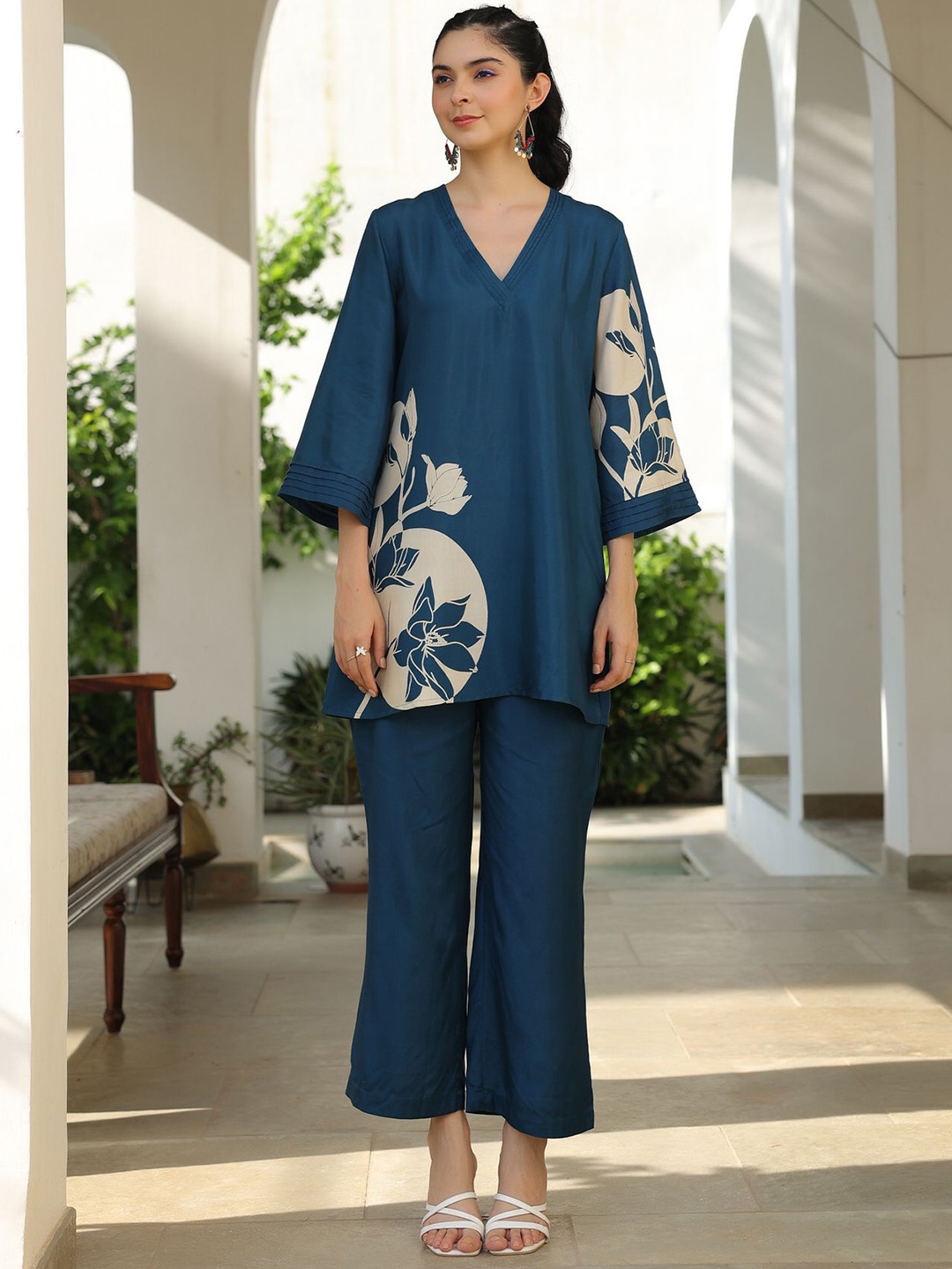 

JISORA Floral Printed Flared Sleeves Pure Silk Tunic With Trousers, Blue