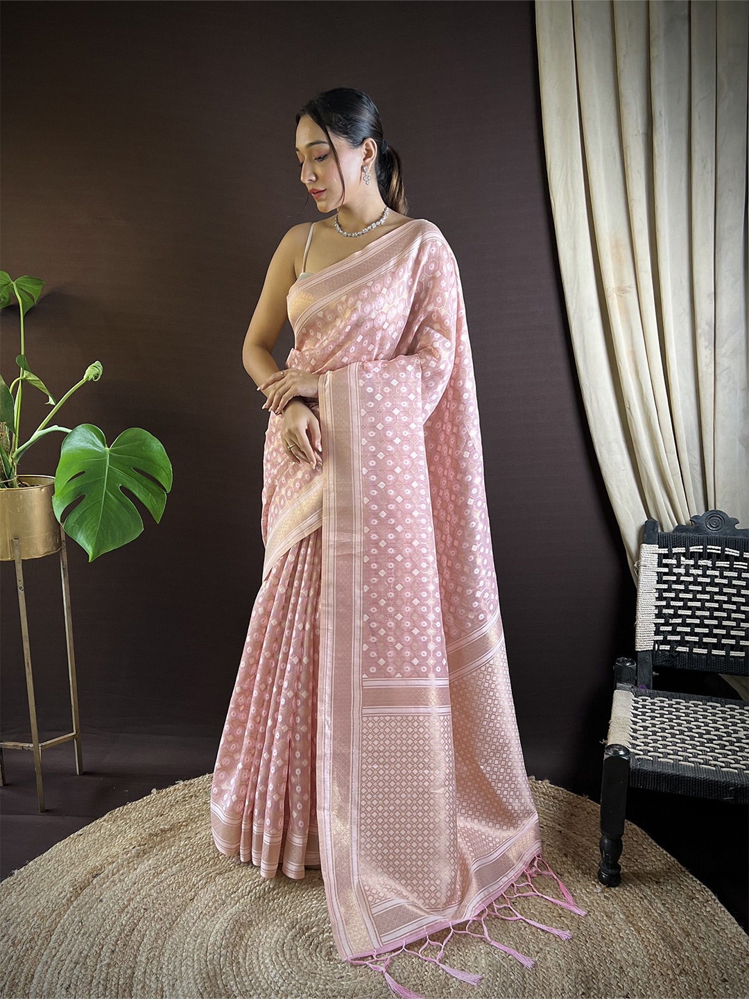 

HEER FASHION Woven Design Zari Silk Blend Saree, Pink