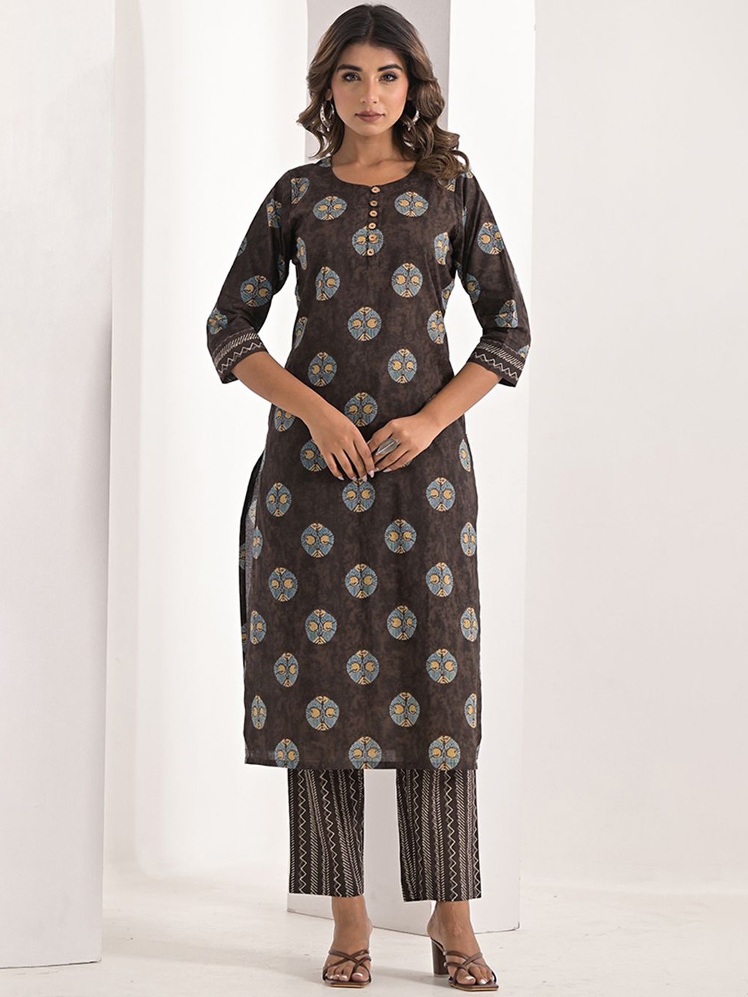 

ARAVALII Abstract Printed Regular Pure Cotton Straight Kurta with Trousers, Brown