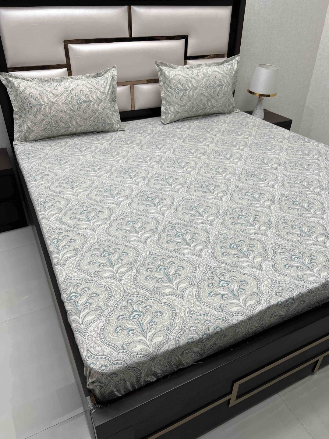 

Pure Decor Ruby White & Grey Printed Fitted Cotton King Bedsheet with 2 Pillow Covers