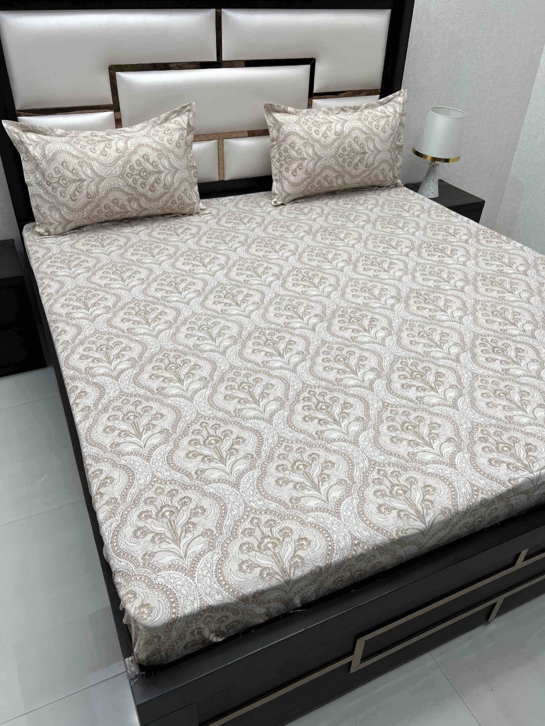 

Pure Decor Velar Fur Sib Brown Printed Cotton 220 TC King Bedsheet With 2 Pillow Covers
