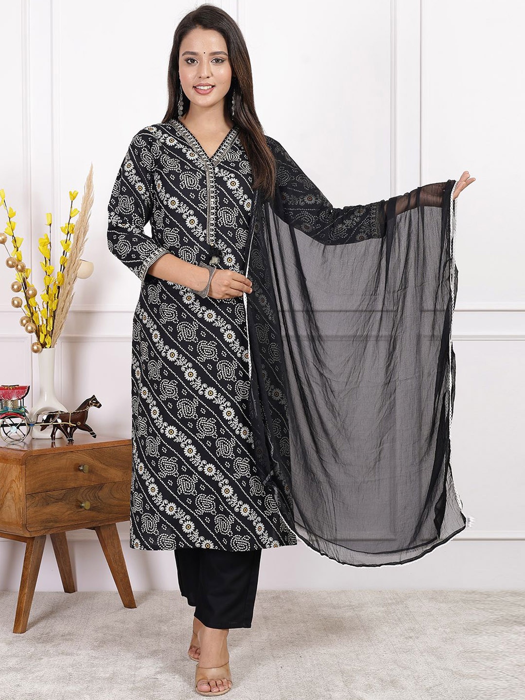 

Veshviti Bandhani Printed Sequinned Straight Kurta & Trousers With Dupatta, Black