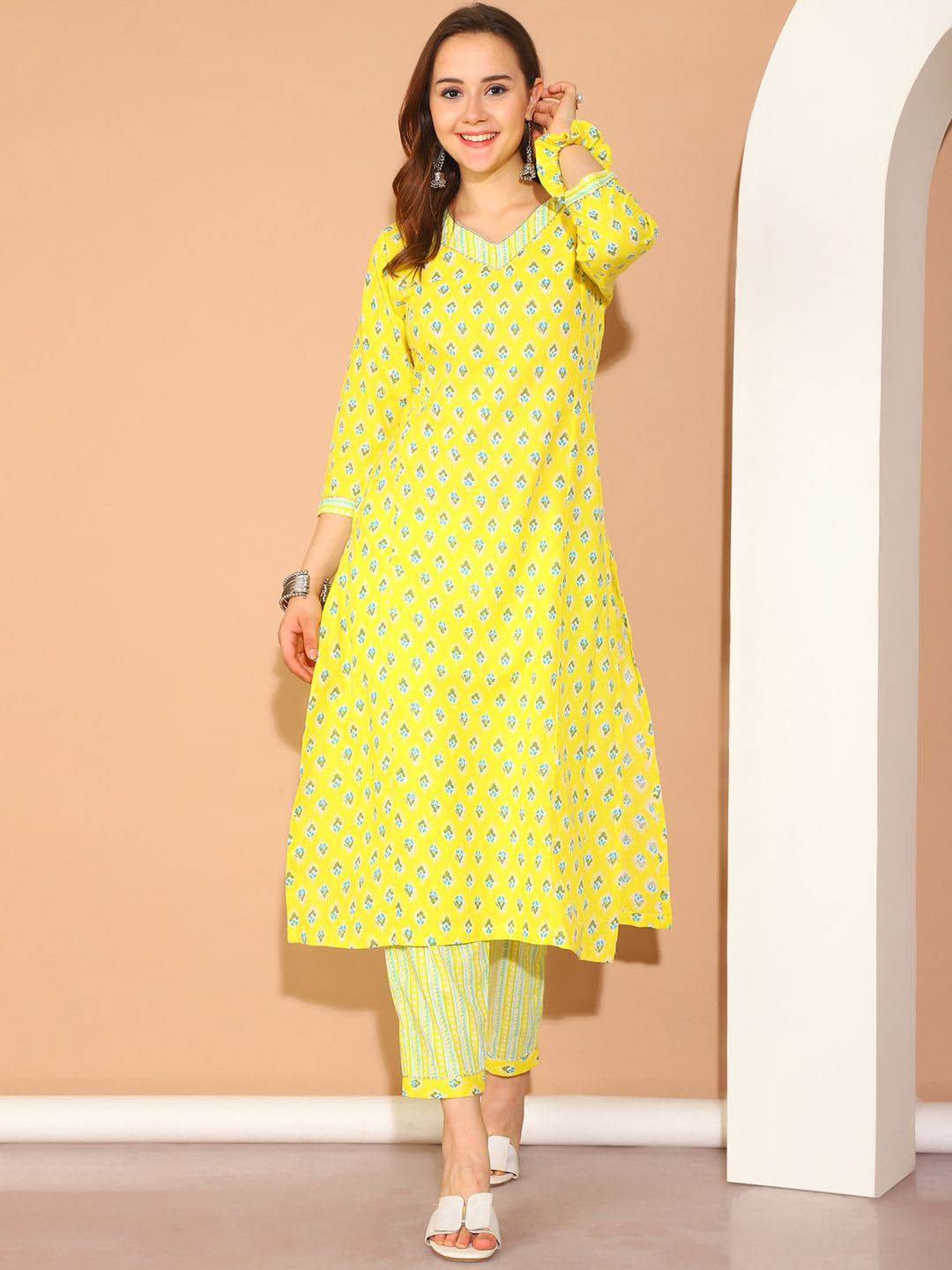 

COLOR STUDIO Floral Printed Straight Gotta Patti Pure Cotton Kurta with Trousers, Yellow
