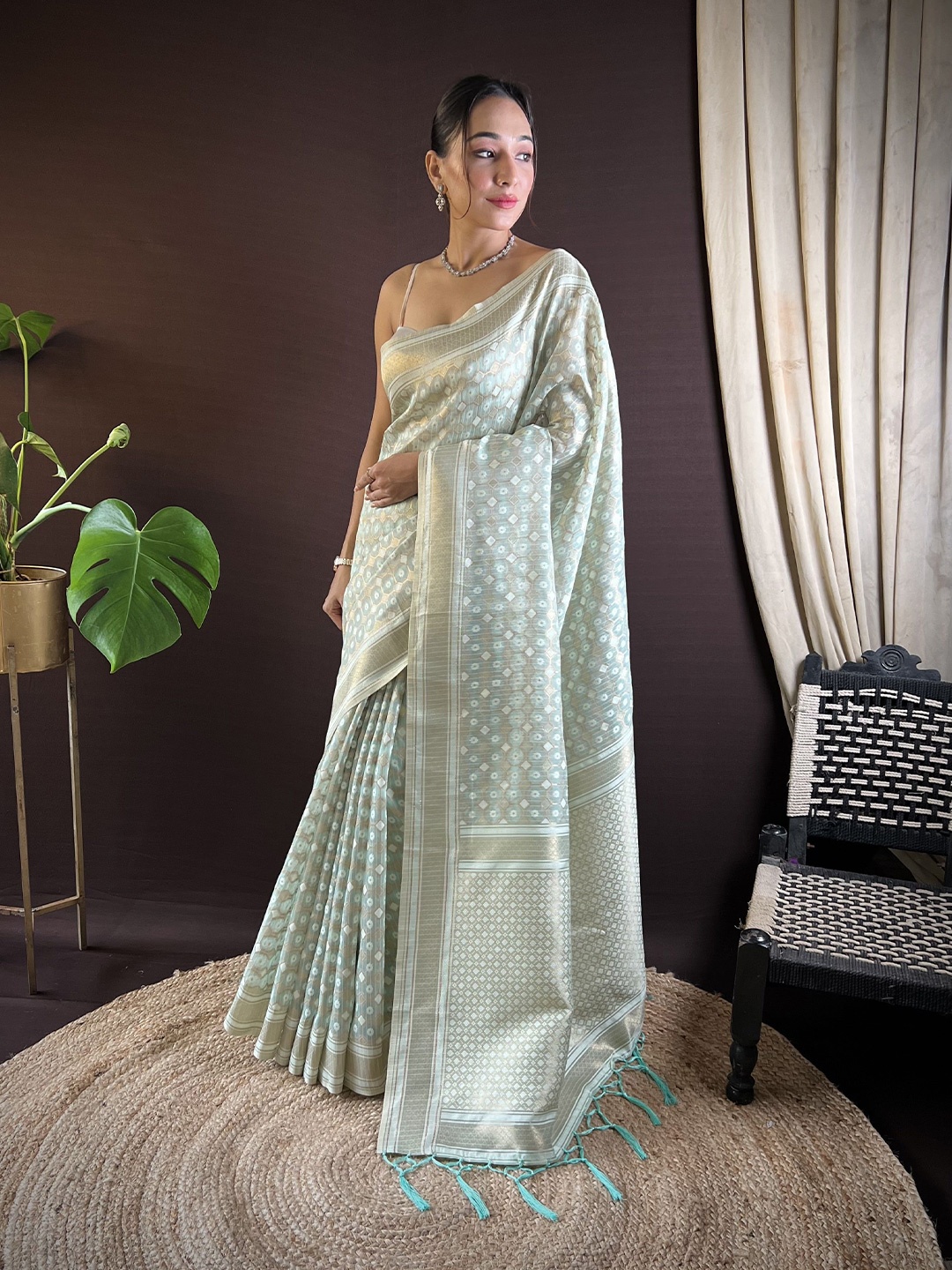 

HEER FASHION Geometric Zari Woven Saree, Sea green