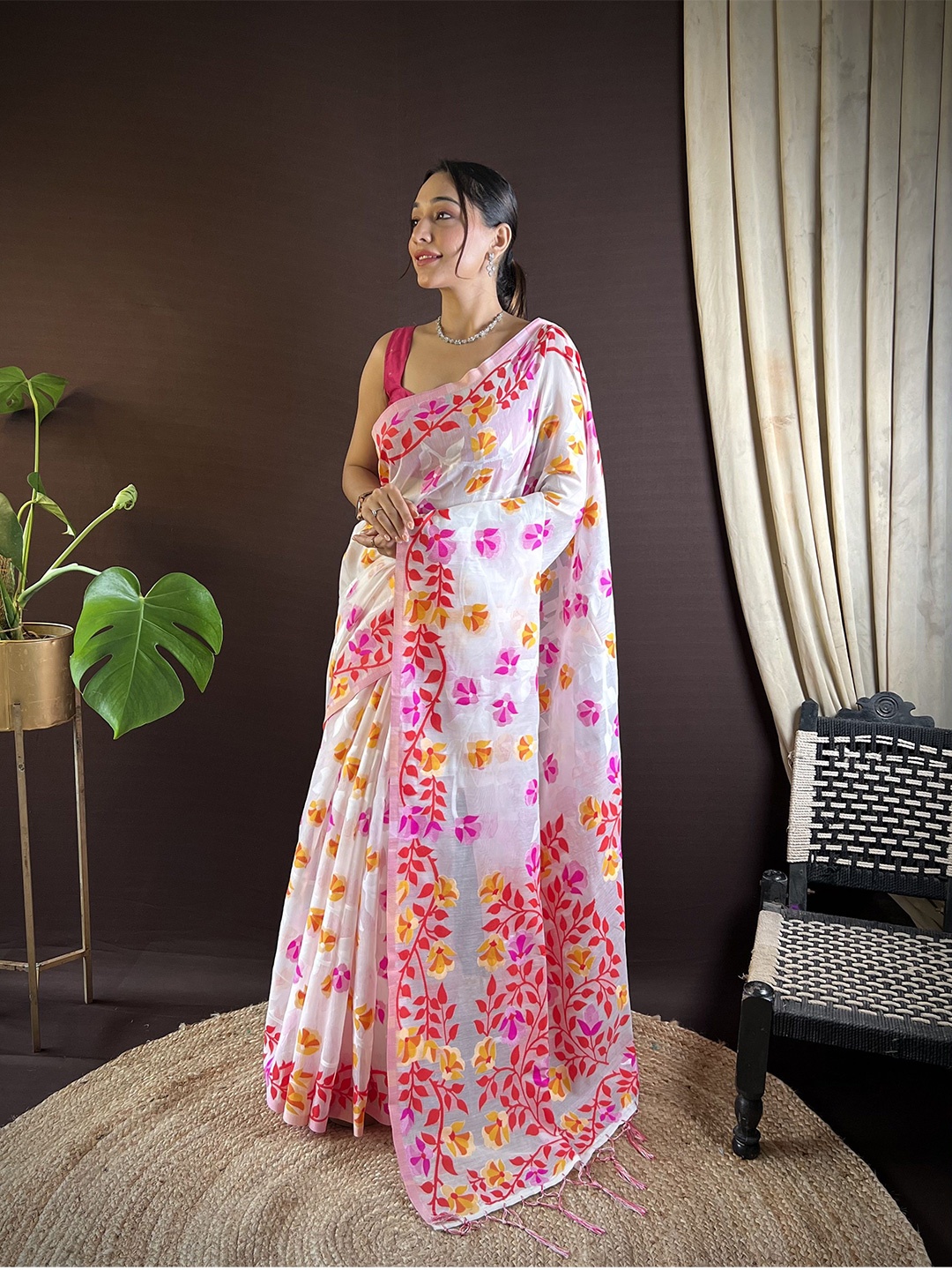 

HEER FASHION Floral Zari Embroidered Saree, Pink