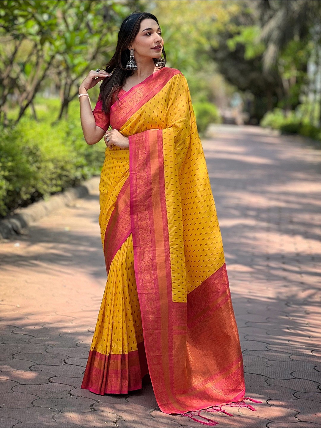 

Mitera Woven Design Zari Banarasi Saree With Unstitched Blouse Piece, Yellow