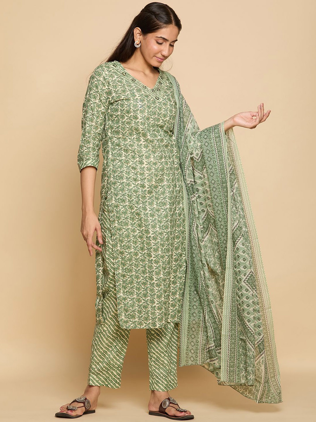 

JimAsh Floral Printed V-Neck Pure Cotton Kurta with Trousers & Dupatta, Cream