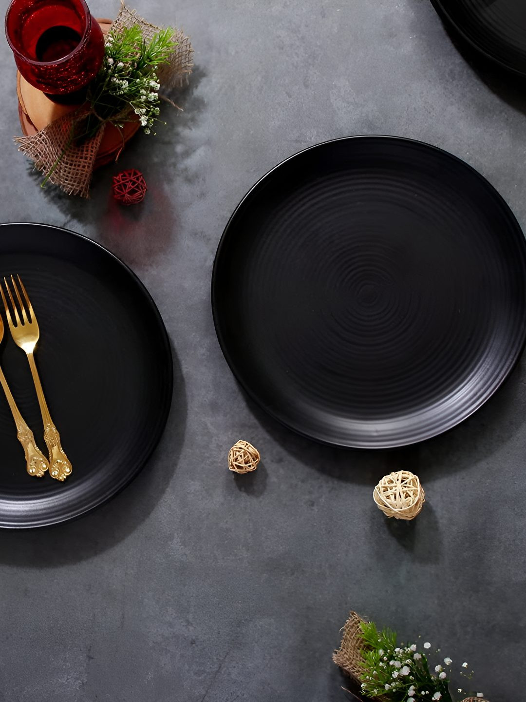 

AMALAFIEE CERAMICS Black 2 Pieces Textured Ceramic Microwave Safe Plates