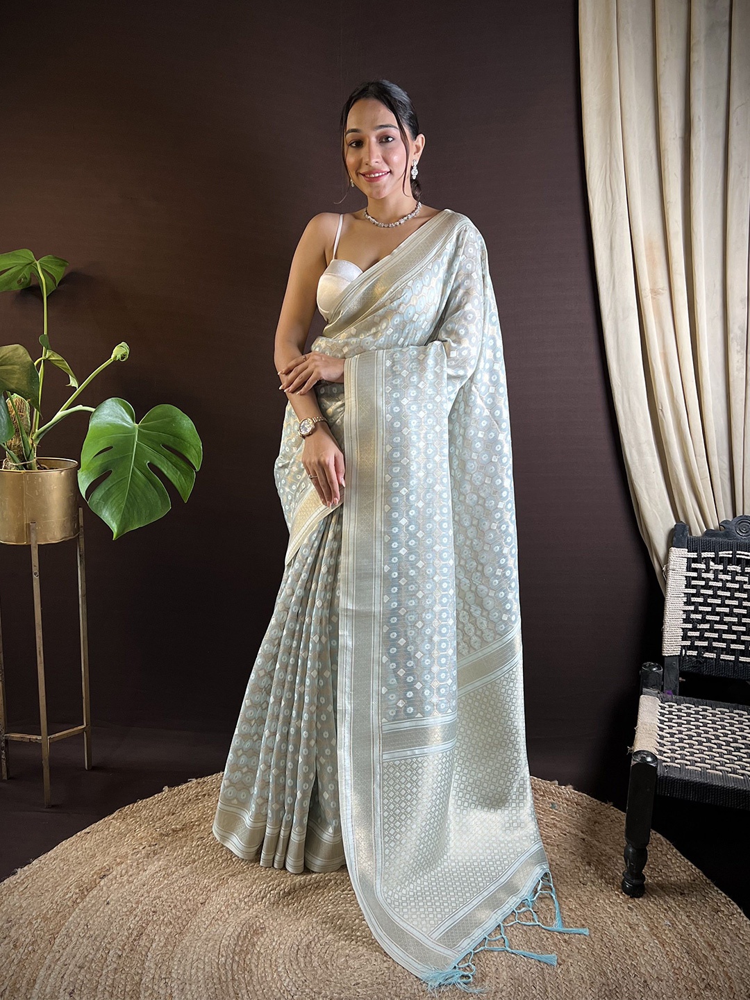 

HEER FASHION Woven Design Zari Saree, Grey