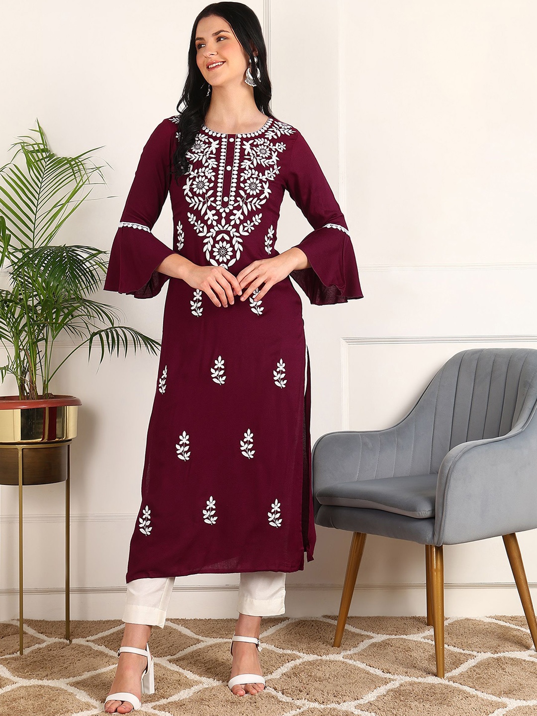 

Kapad Dwar Ethnic Motifs Embroidered Thread Work Straight Kurta, Purple