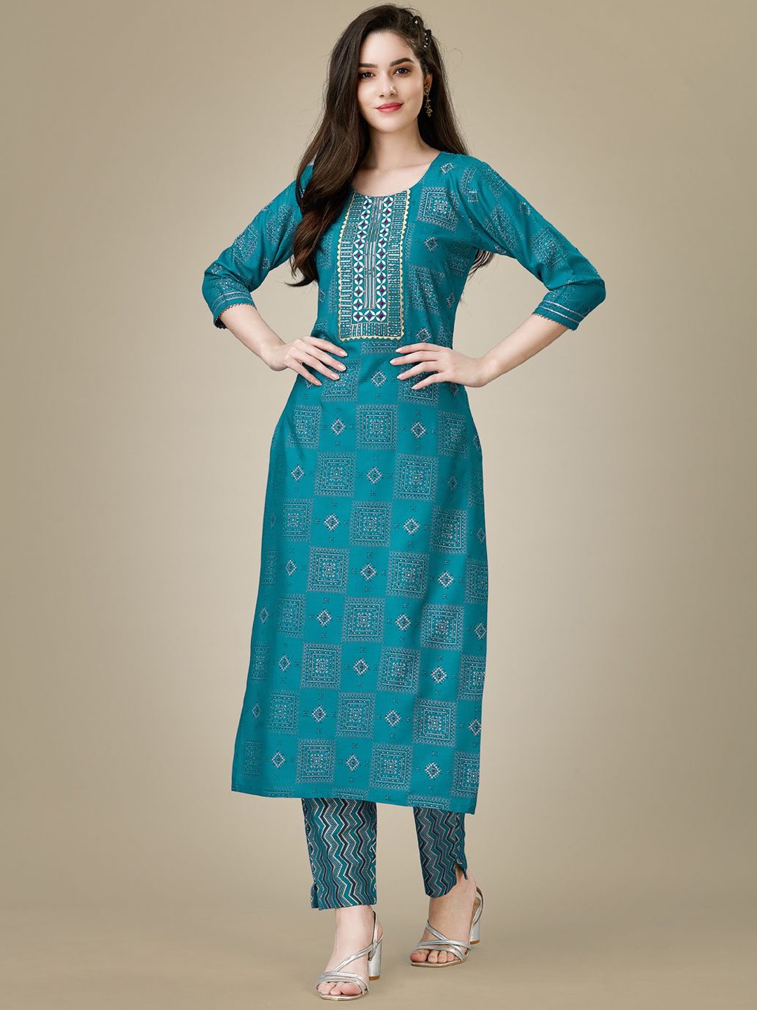

KAYOMMI Paisley Printed Thread Work Regular Straight Kurta with Trousers, Blue