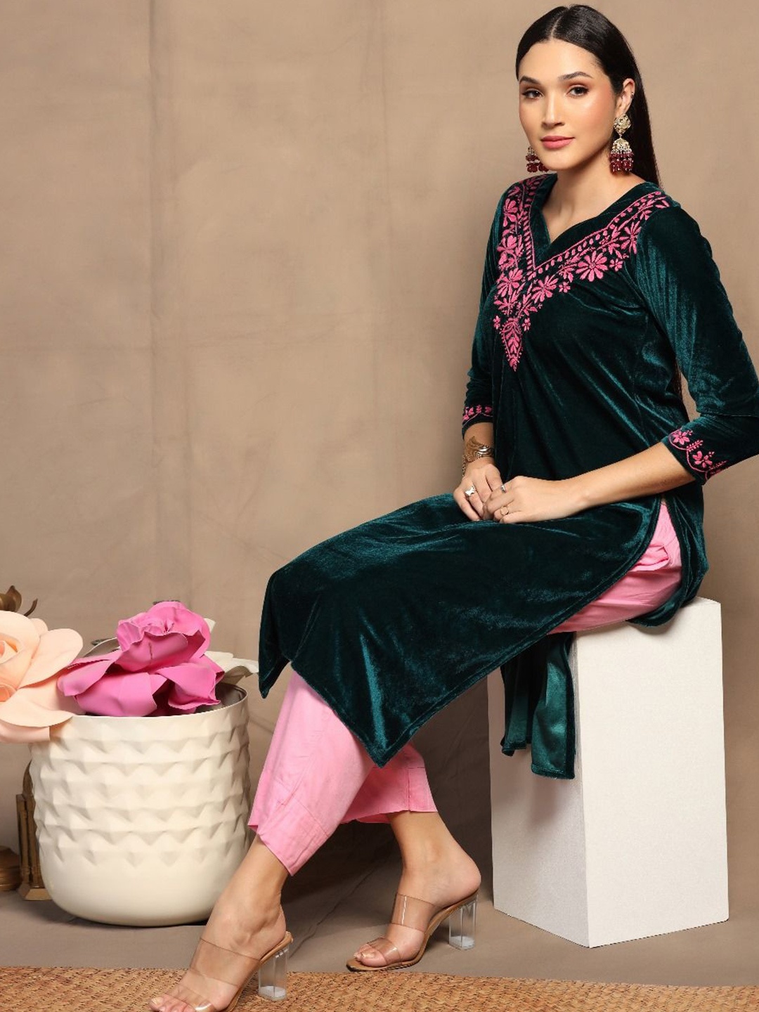 

SHADES OF FAASHION Women Floral Embroidered Festive Velvet Kurta, Green