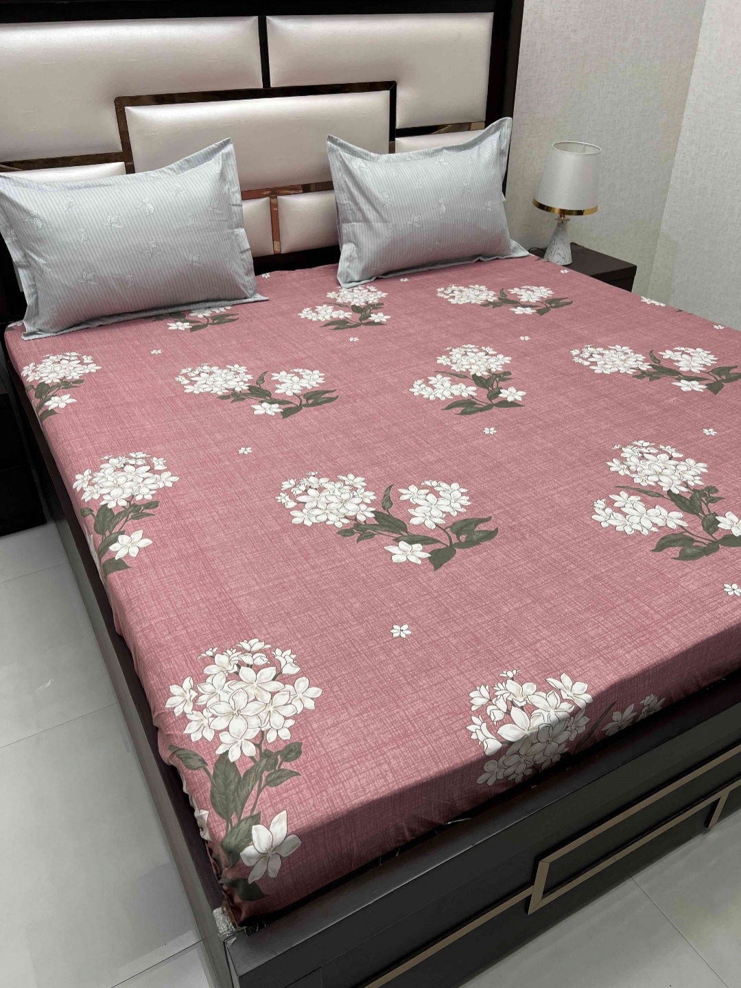 

Pure Decor Leisure Fur Pink & White Floral Printed 250 TC King Bedsheet & 2 Pillow Covers