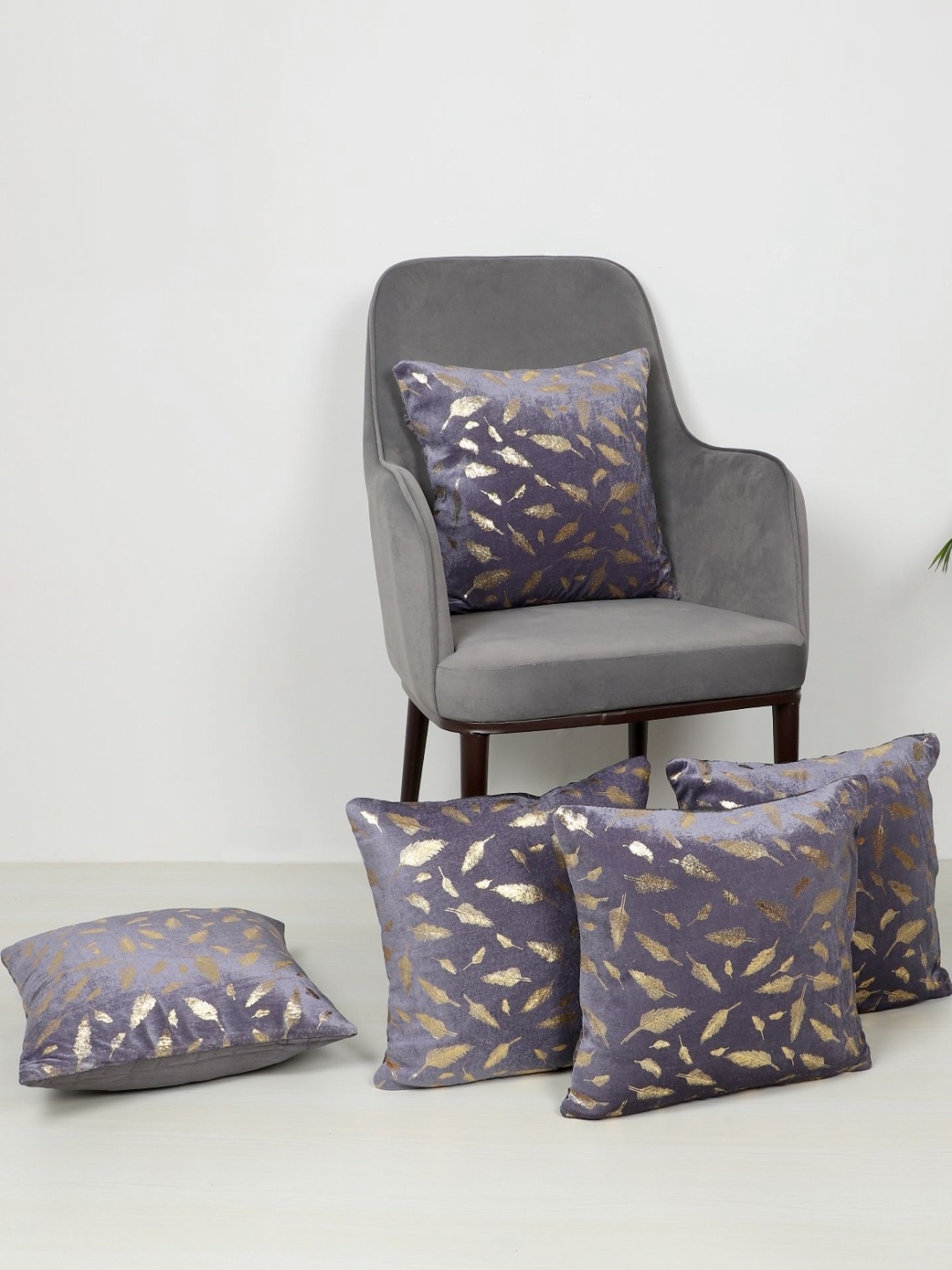 

MFD HOME FURNISHING Purple & Gold-Toned 5 Pieces Floral Velvet Square Cushion Covers