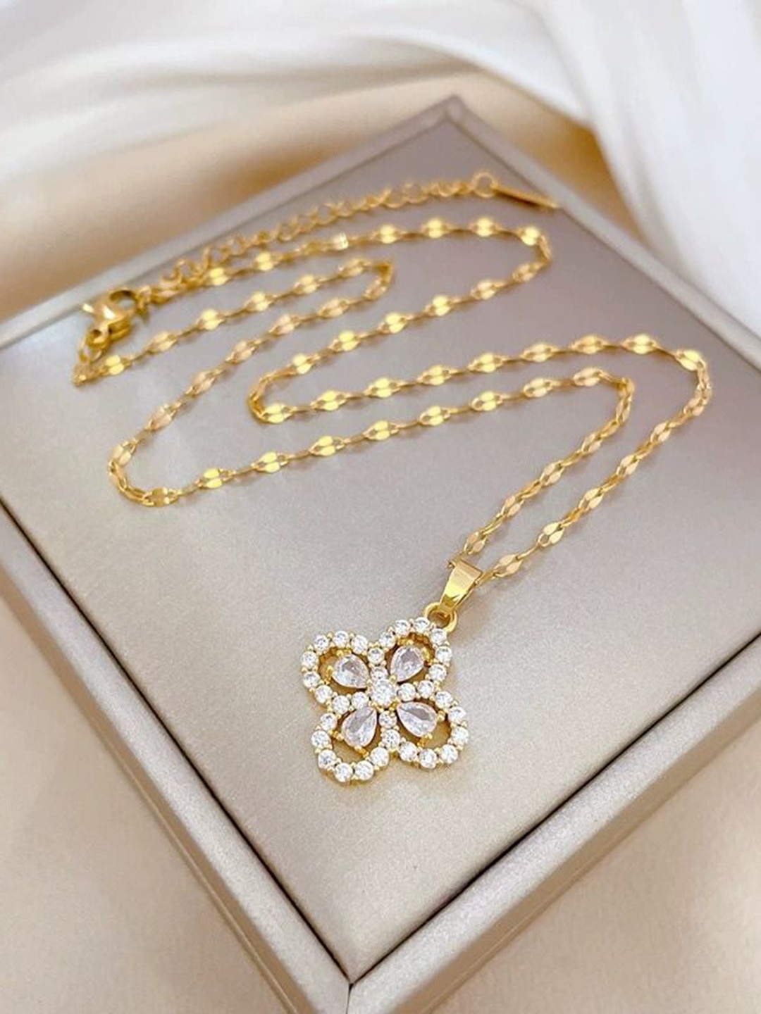 

MYKI Gold-Plated Stainless Steel Floral Pendans With Chain