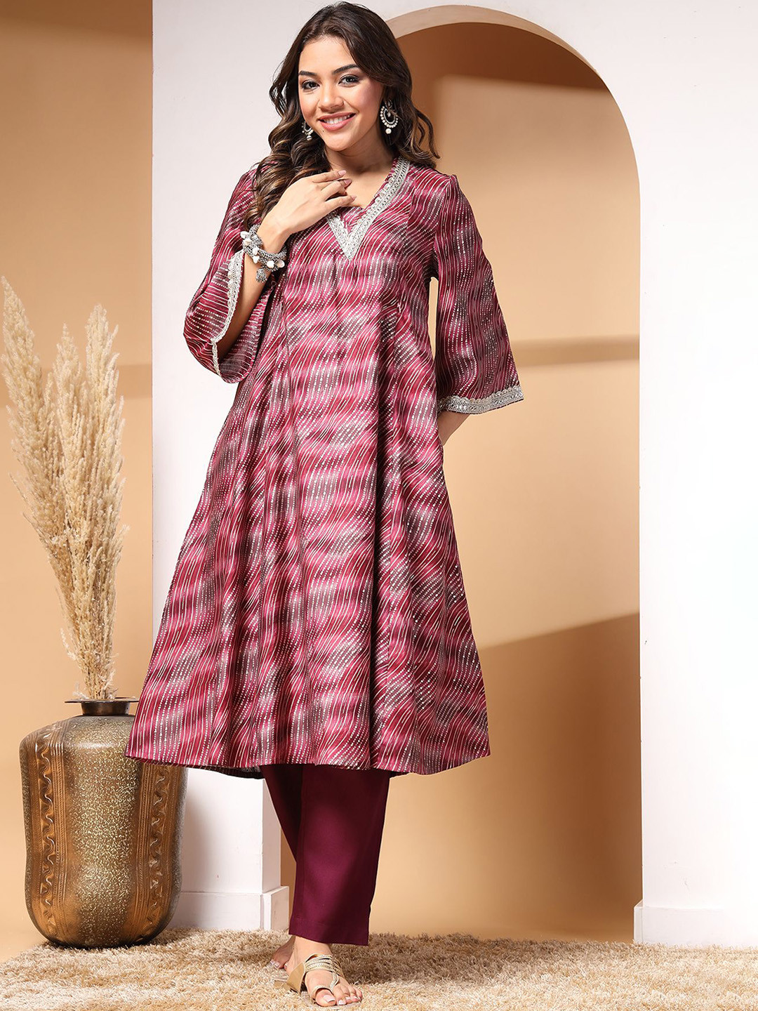 

House Of Zelena Bandhani Printed V-Neck Maternity Kurta with Trousers, Maroon