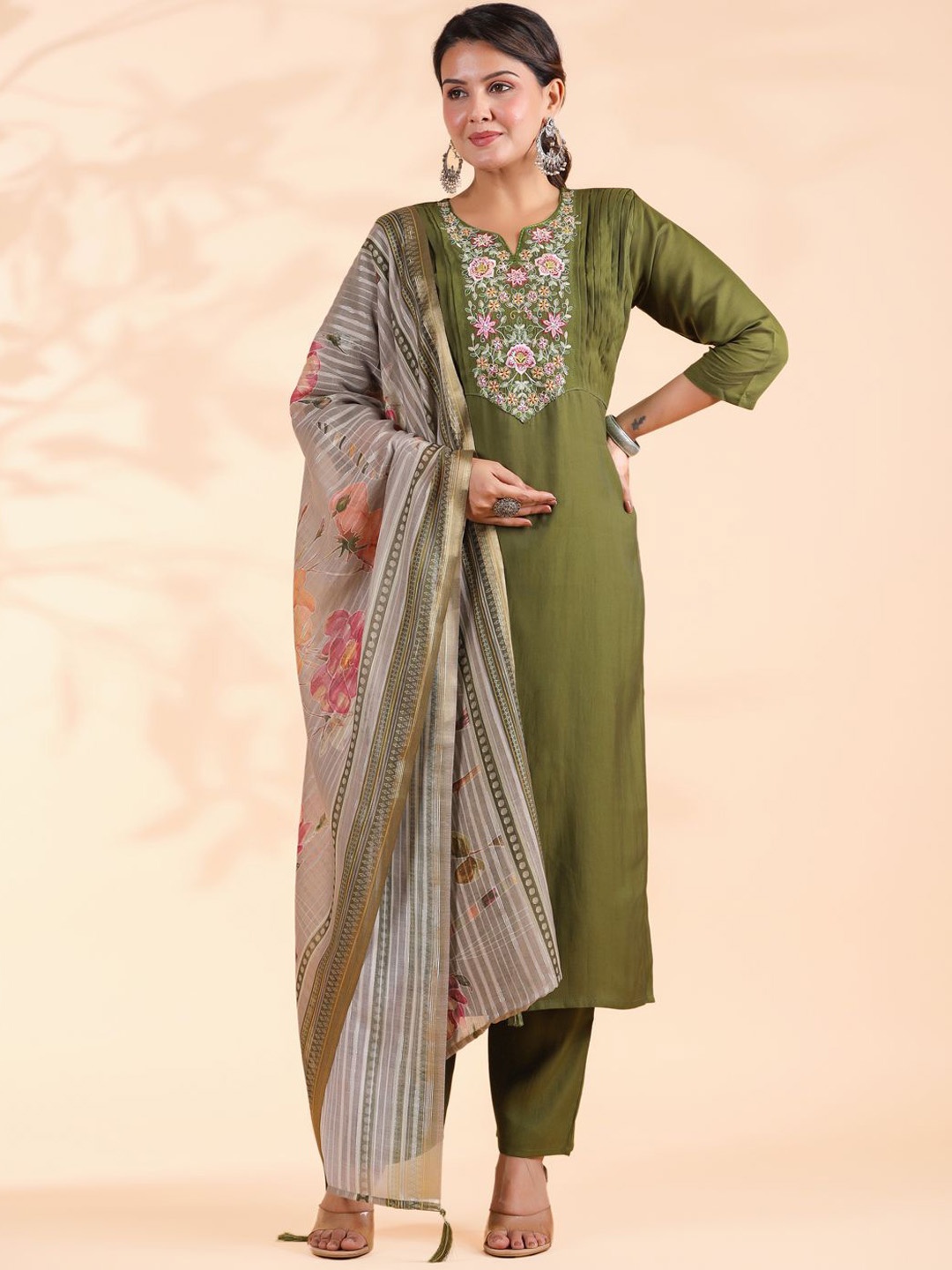 

Vbuyz Floral Yoke Design Regular Thread Work Kurta With Trousers & Dupatta, Green